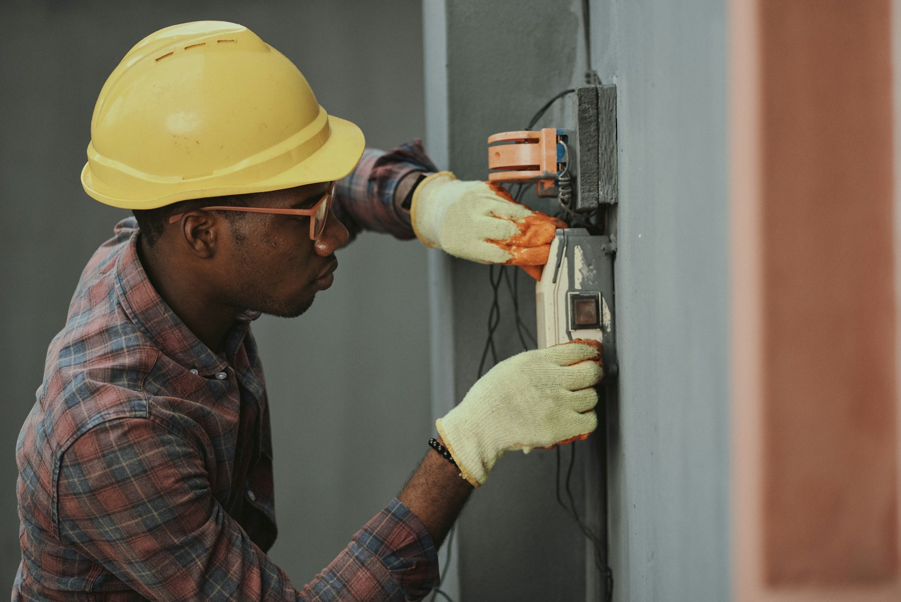 Técnico realizando uma instalação elétrica profissional