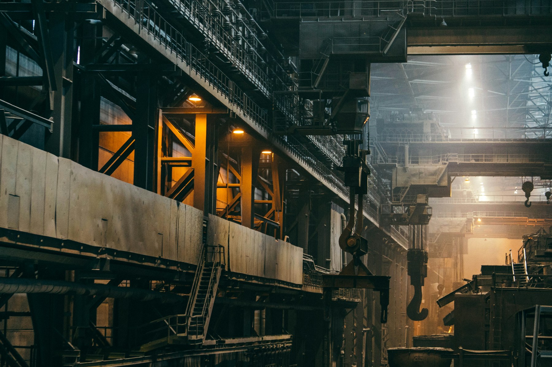 Ambiente industrial com estruturas e equipamentos de grande porte